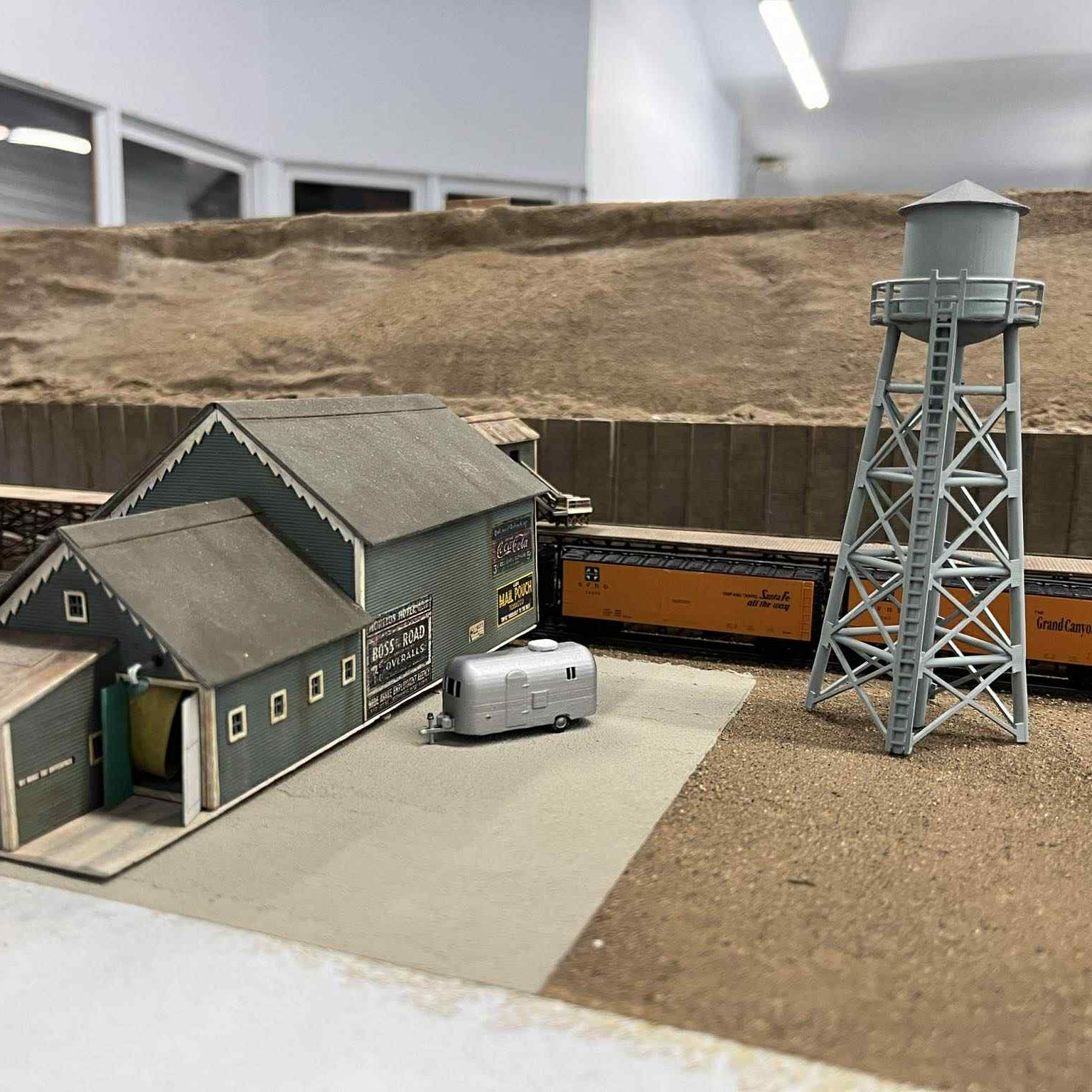 N-Scale Industrial Water Tower - Image 2