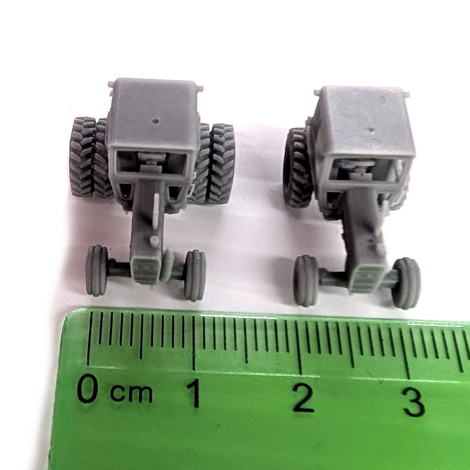 Z-Scale Massey Ferguson 1135 Tractor set of 2 | Whistle Stop Models | 1:220 - Image 3