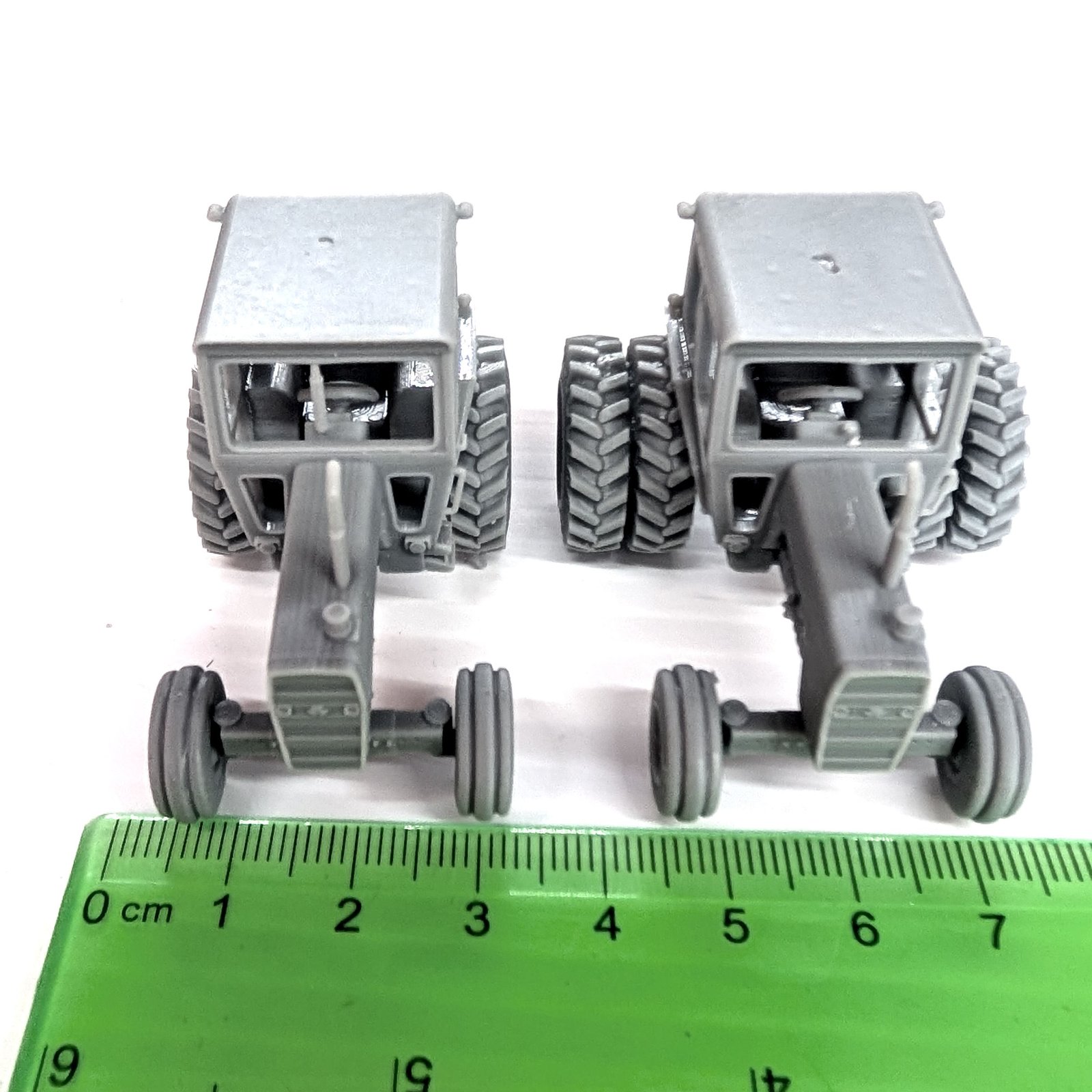 HO-Scale | Massey Ferguson 1135 Tractor set of 2 | Whistle Stop Models | 1:87 - Image 2